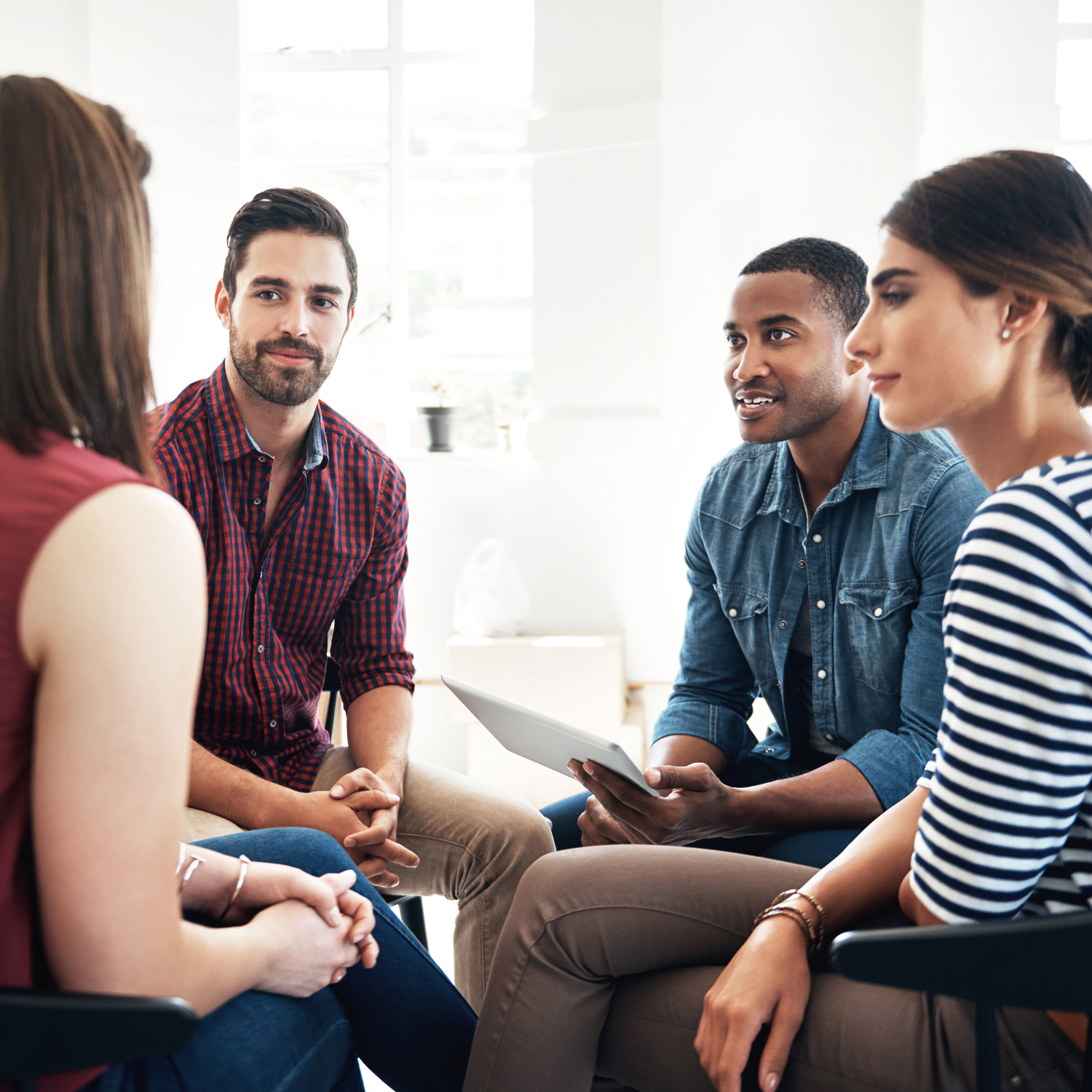 pedwar o bobl yn cael sgwrs